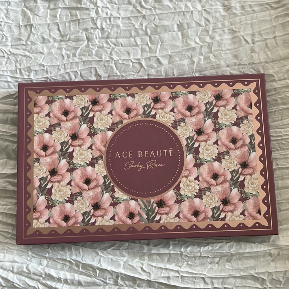 NWOT ACE BEAUTE SMOKY ROSES PALETTE (LIMITED EDITION)